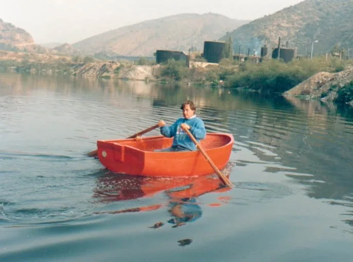 Dinghy recreativo en fibra de vidrio navegando a remo