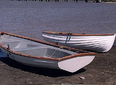 Bote recreativo de fibra de vidrio en playa