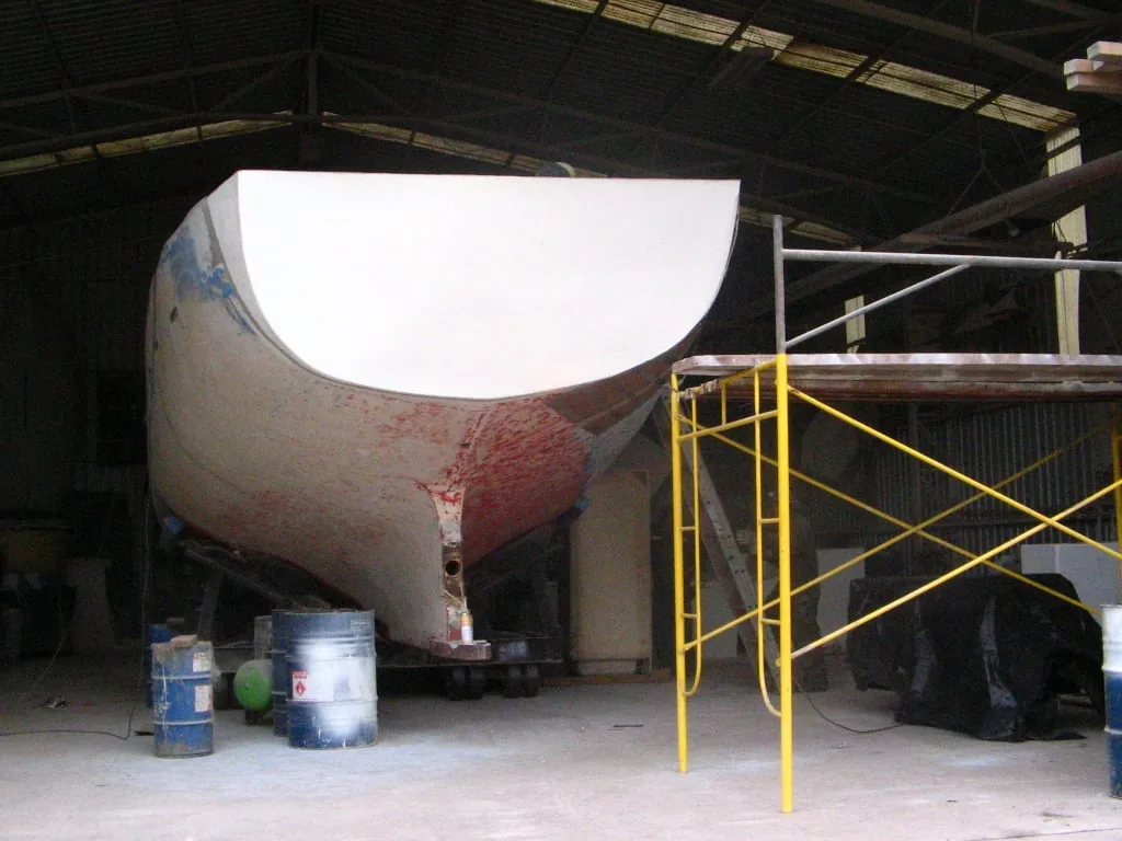 Casco pesquero C-IV durante restauración en fibra de vidrio