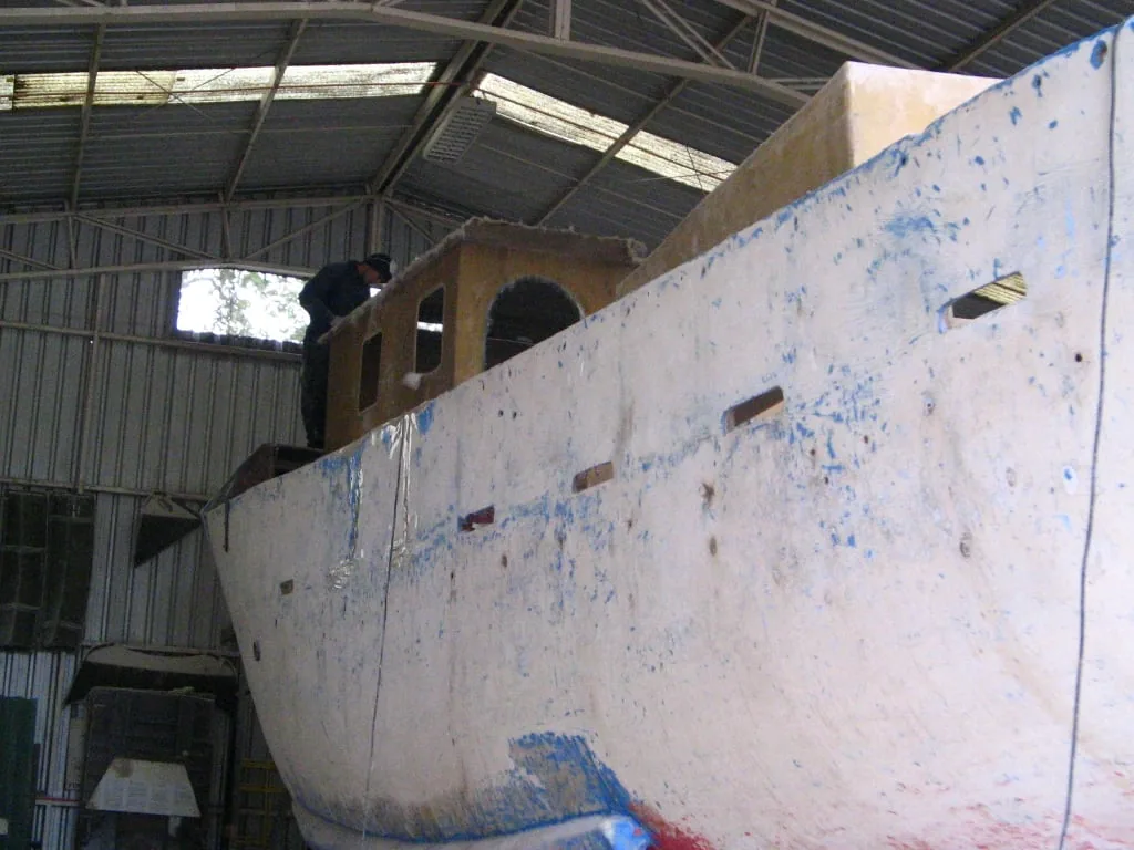 Costado de embarcacion pesquera C-IV en proceso de restauracion