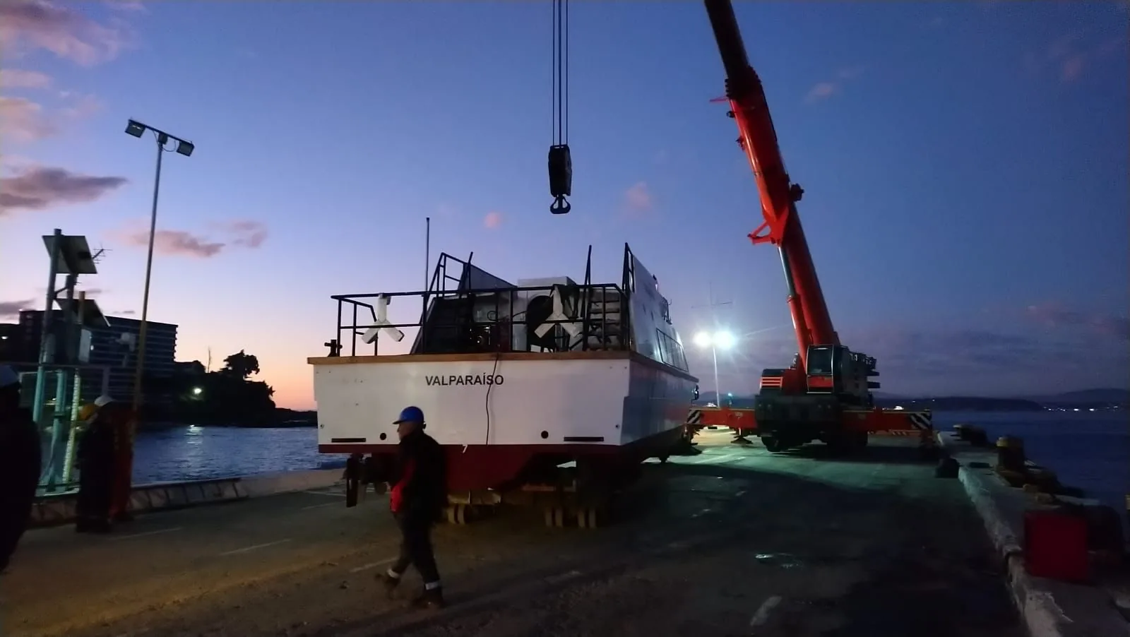 Puesta a flote de trimarán de pasajeros