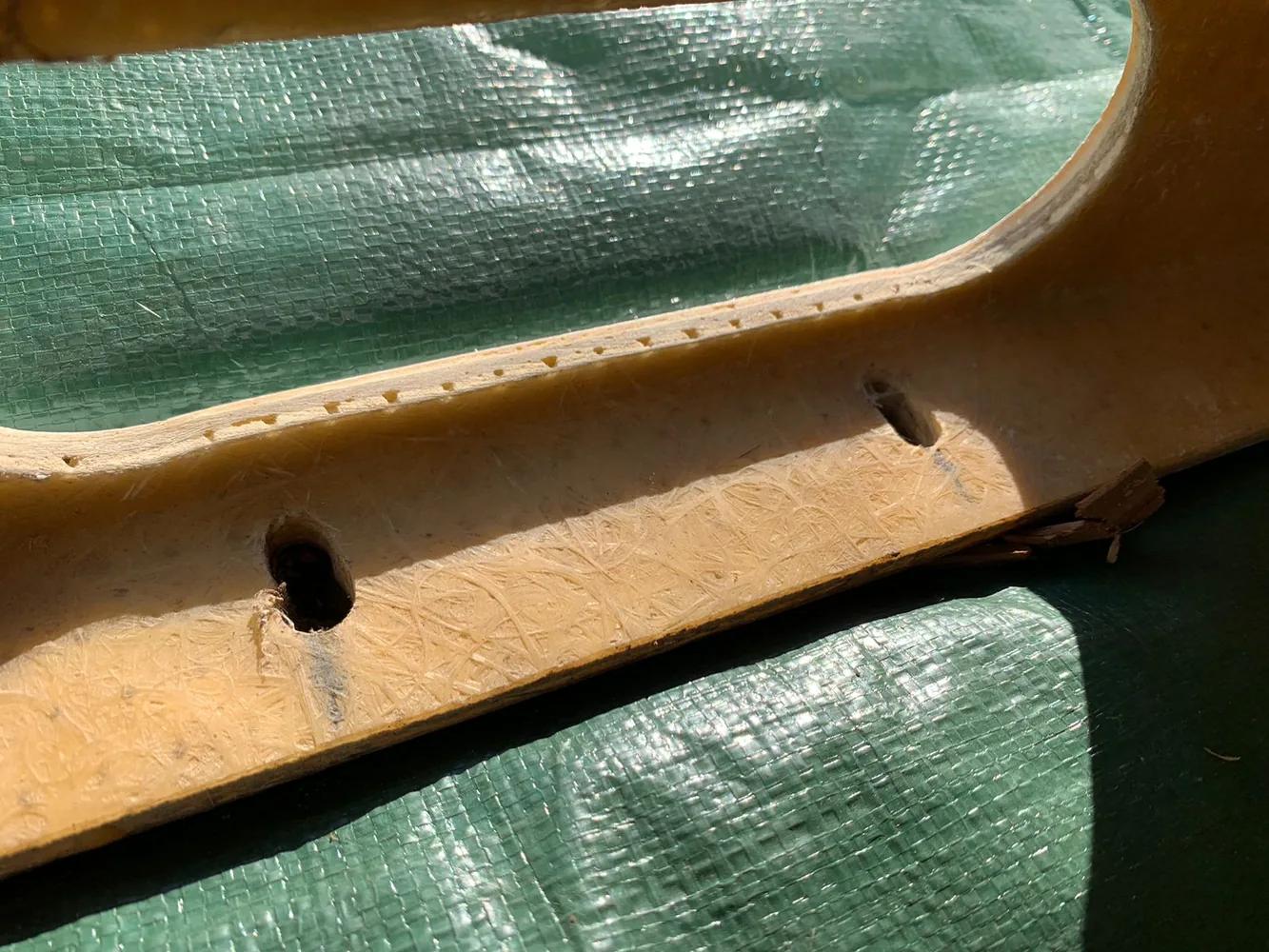 Detalle de laminado y refuerzo de fibra de vidrio