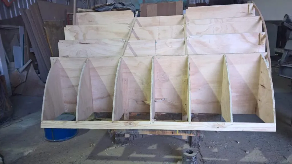 Base de madera para definir forma de deflector PRFV