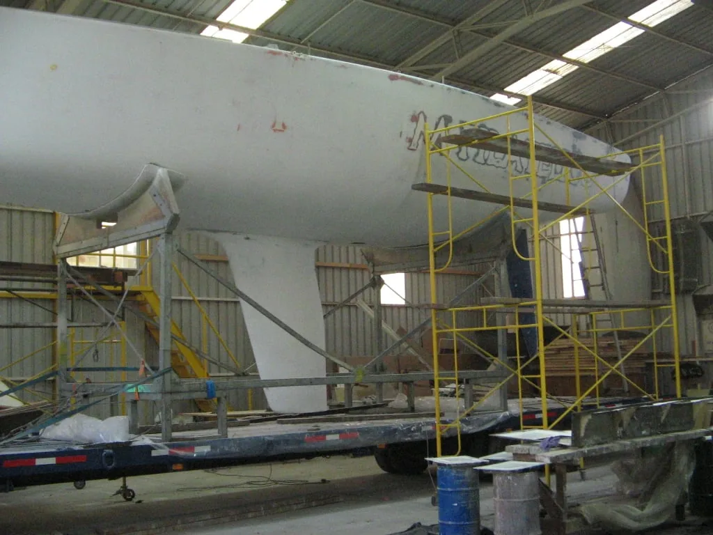 Casco de velero en taller durante preparacion de pintura