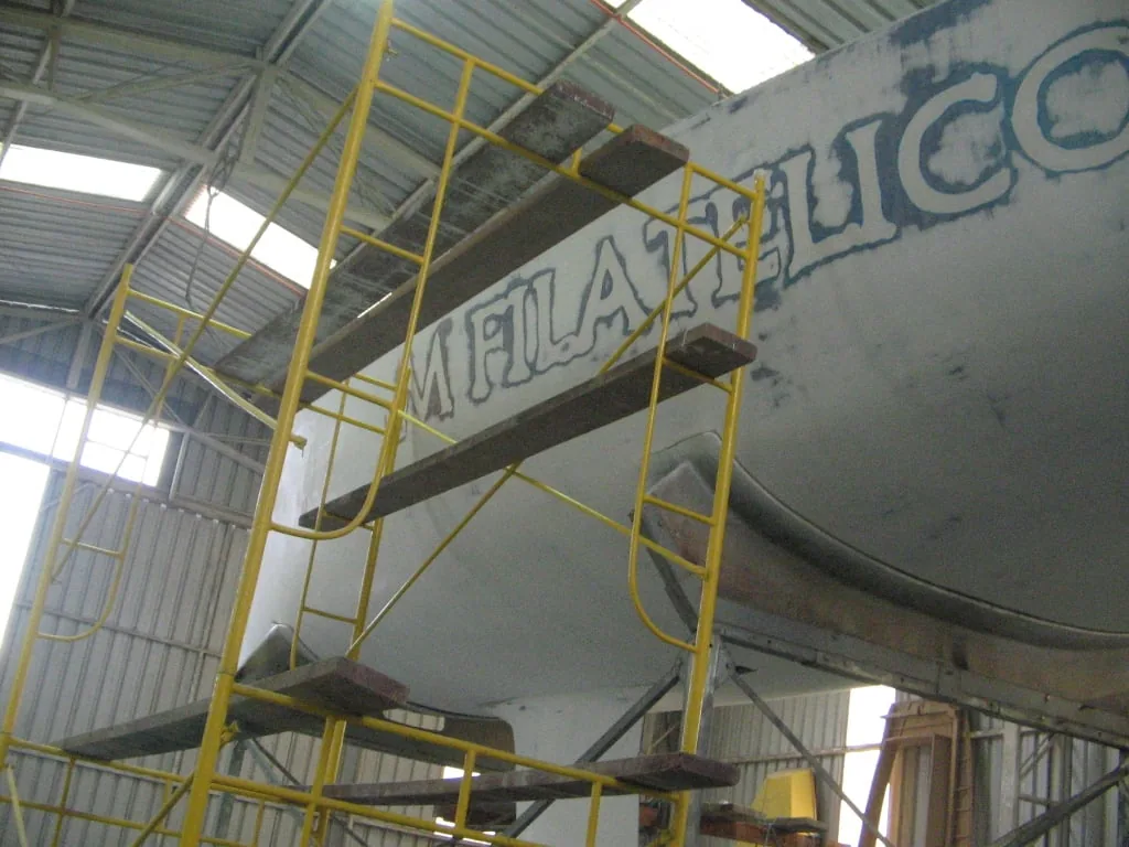 Casco en proceso de preparacion para pintura y proteccion exterior