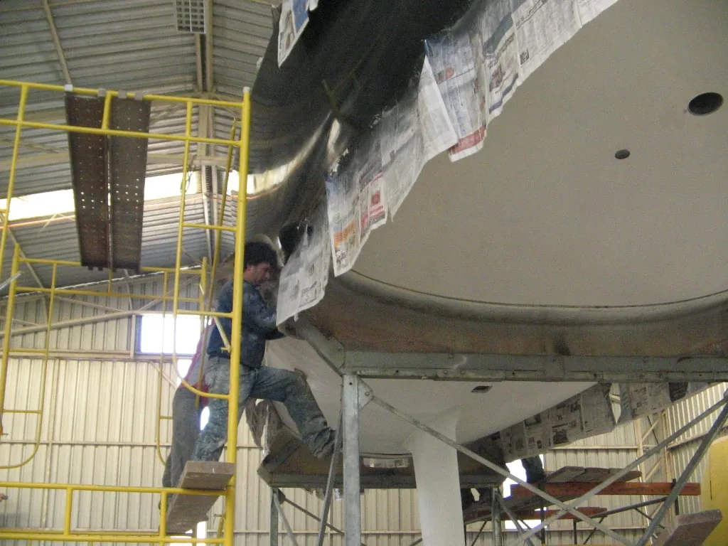 Aplicación de protección exterior en obra viva antes de la terminación estética