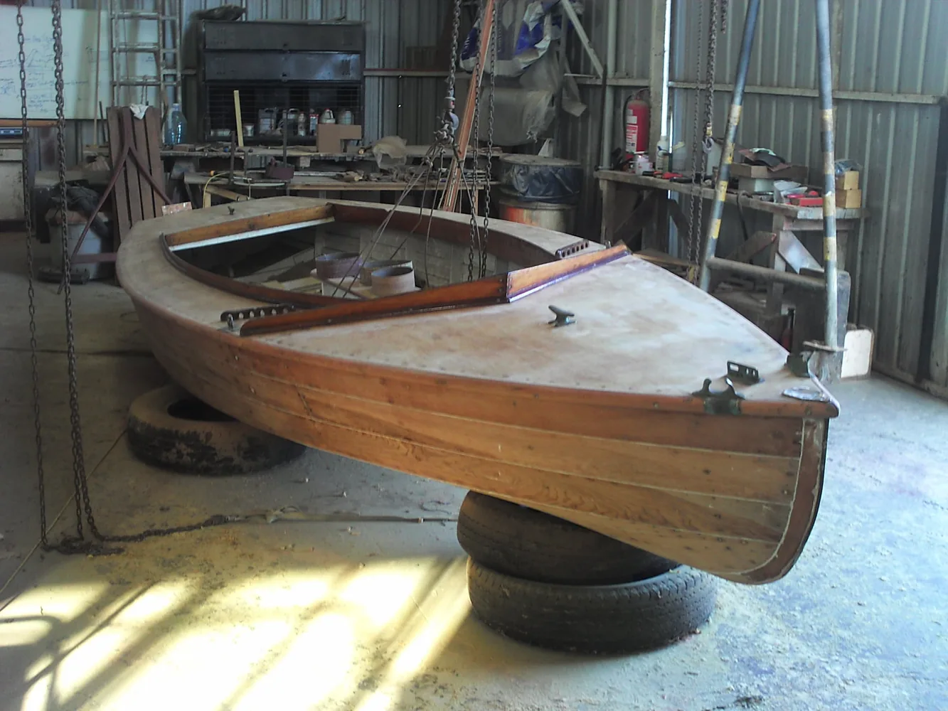 Yacht Pirat de madera restaurado en taller