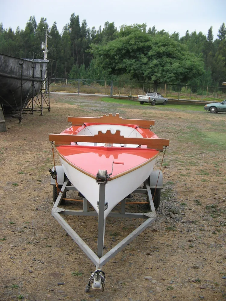 Proa de velero Pirat en PRFV sobre carro de traslado