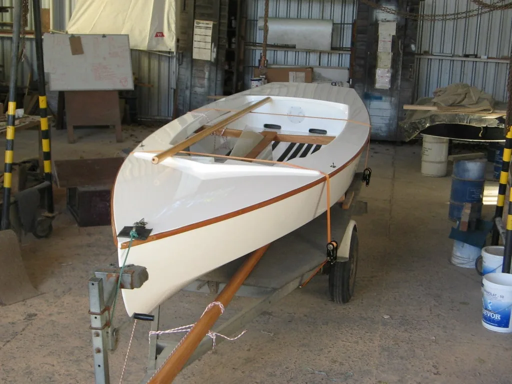 Velero Pirat en PRFV terminado dentro del astillero