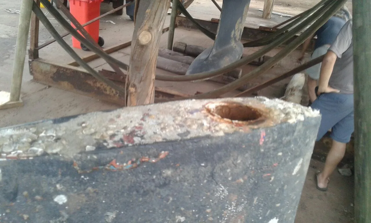Zona danada en soporte de timon antes de reparar
