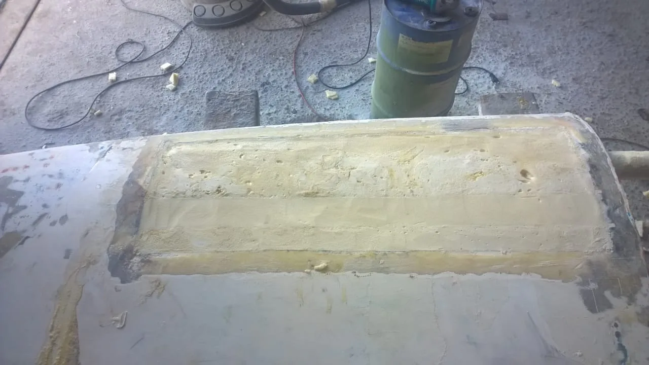Laminado de fibra de vidrio durante una intervenci&oacute;n t&eacute;cnica