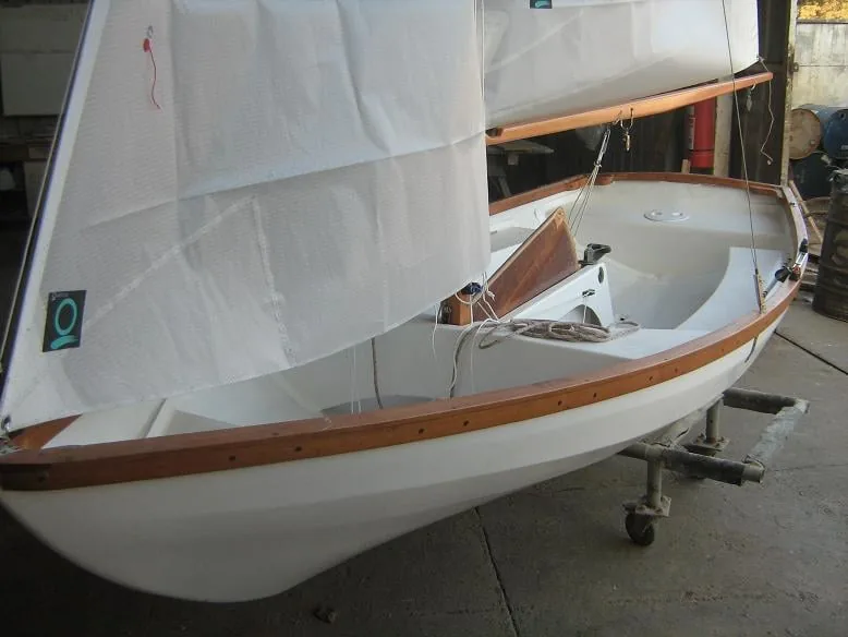 Referencia de configuraci&oacute;n a vela sobre casco Lobster