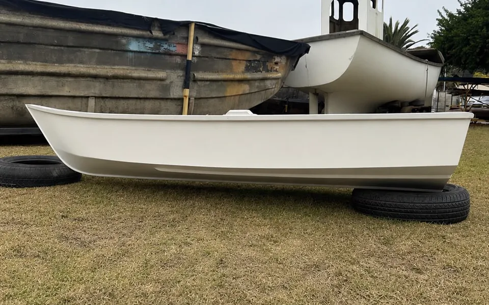 Bote D2 terminado visto de perfil lateral
