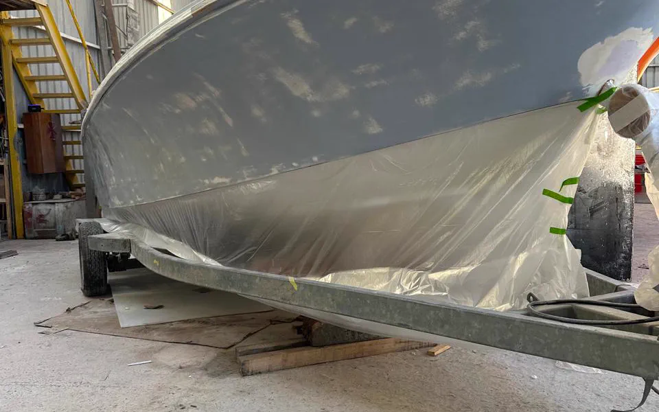 Embarcaci&oacute;n antes de recuperaci&oacute;n de pintura y gelcoat