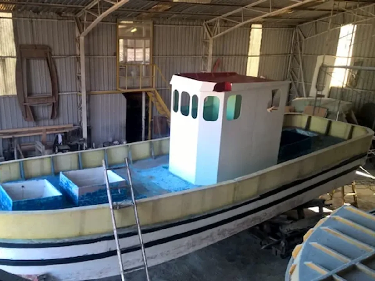 Embarcación en proceso de reparación estructural en astillero CONAVRE