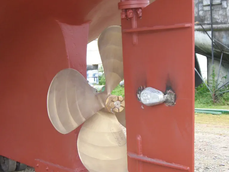 Embarcación en construcción dentro del astillero CONAVRE
