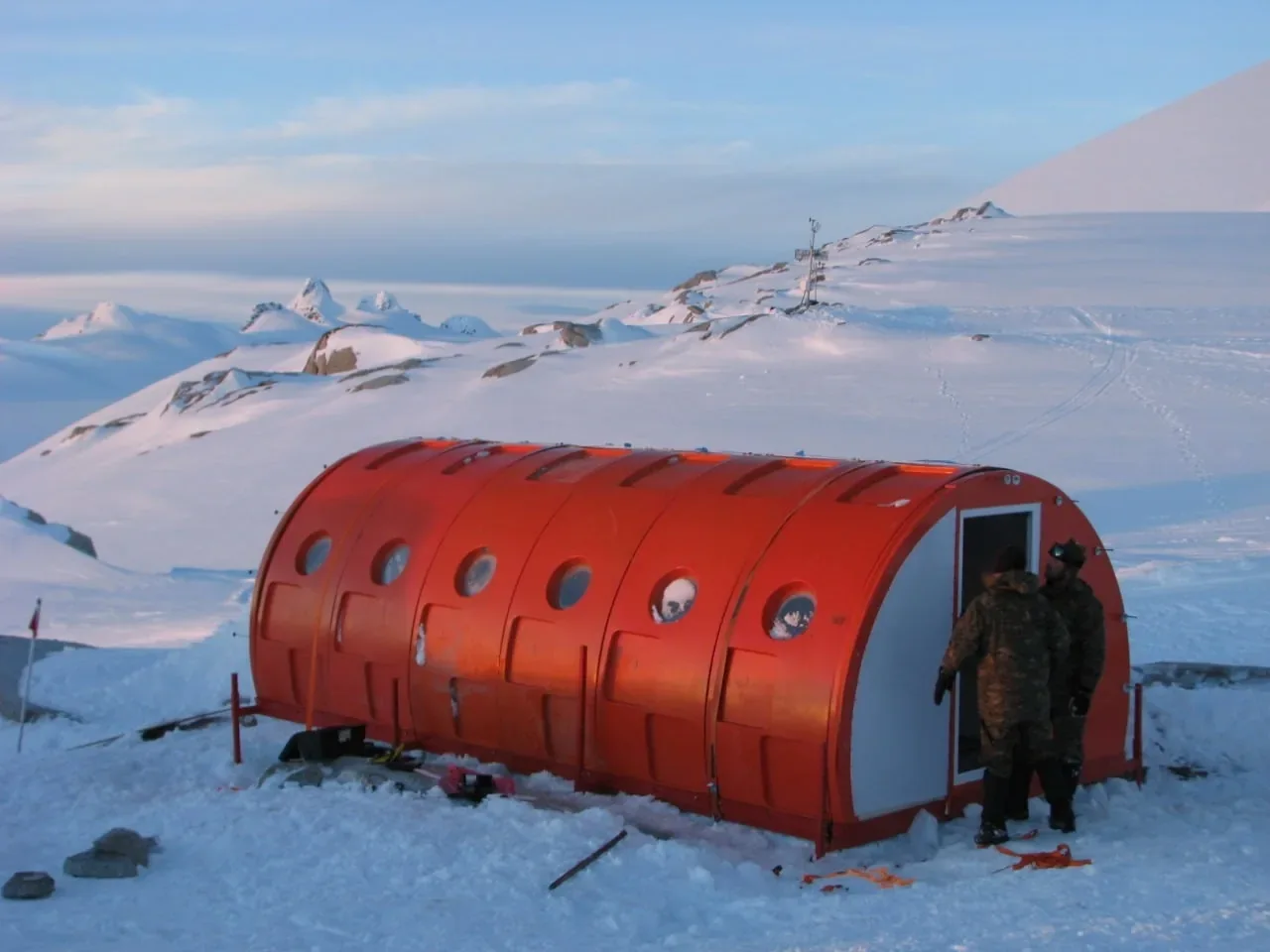 Refugios glaciares · fabricación PRFV · Archivo en nieve