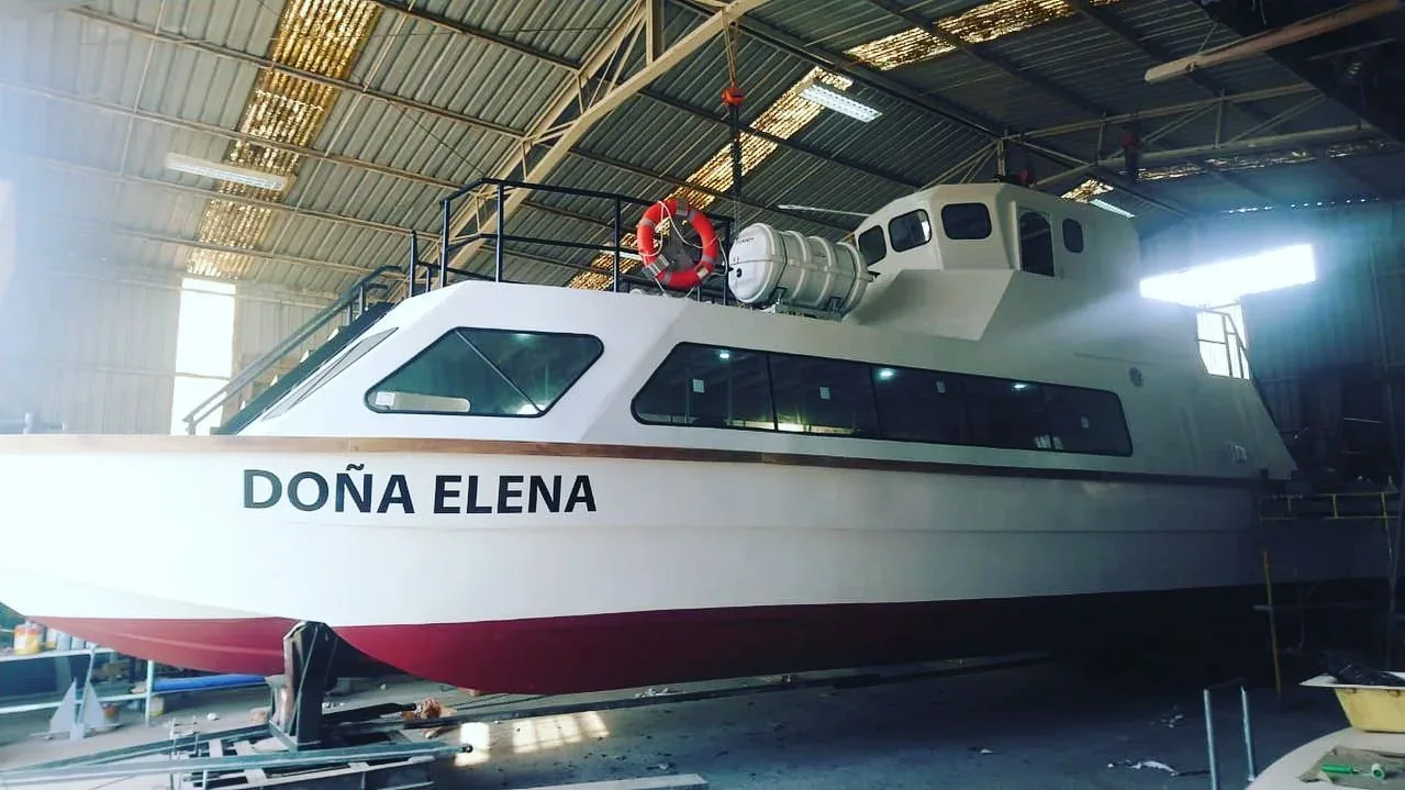 Doña Elena · construcción para turismo · Proa y cabina en taller